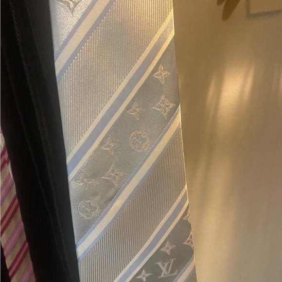 100% Authentic Louis Vuitton light blue monogram striped tie rare! - Picture 3 of 5